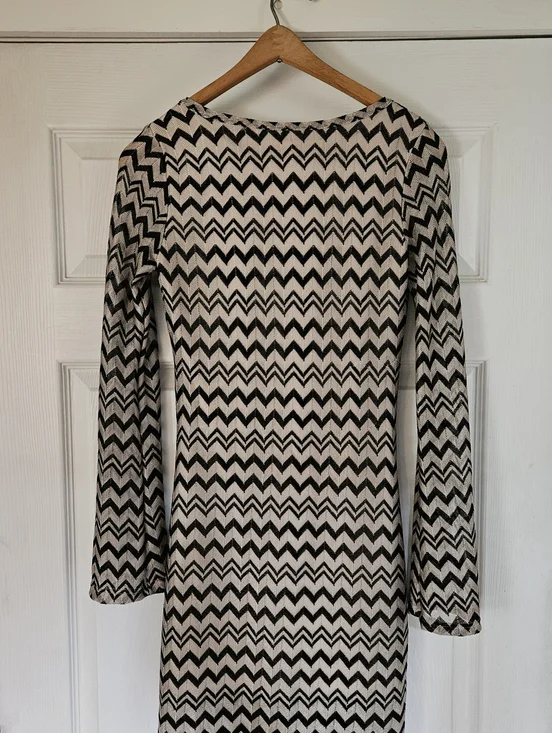 Chelsea & Violet Black and Tan Chevron V-Neck Dress. S - Picture 6 of 7
